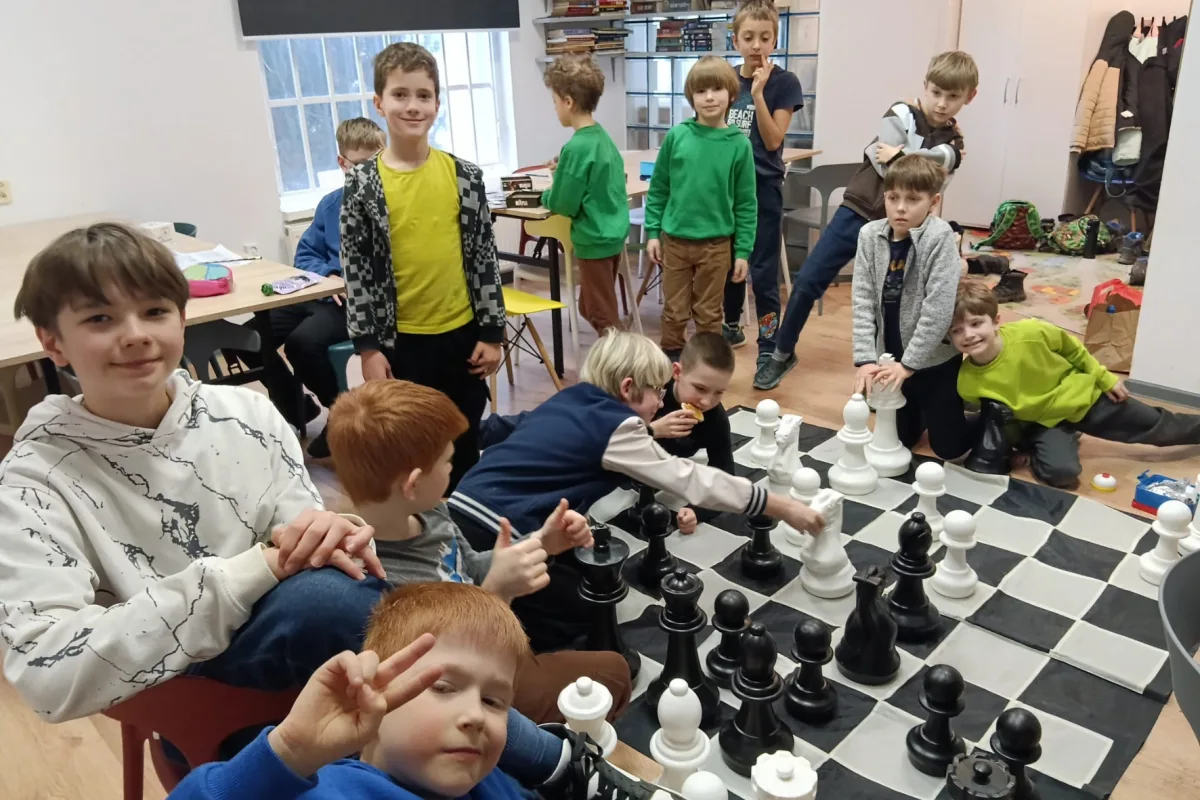 Dzieci przy wielkich szachach w Krainie Szachów