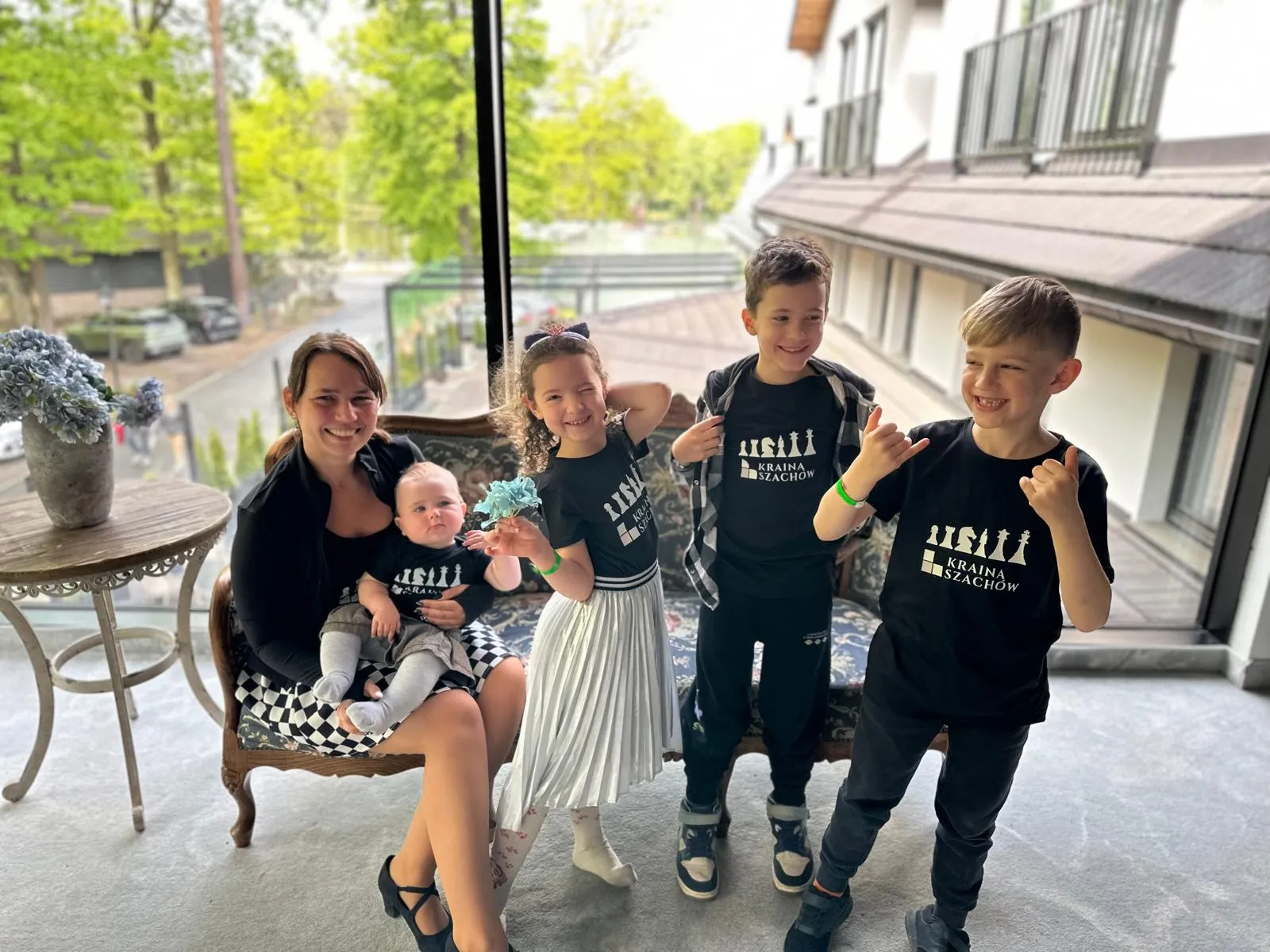 Kraina Szachów — dzieci w koszulkach klubowych